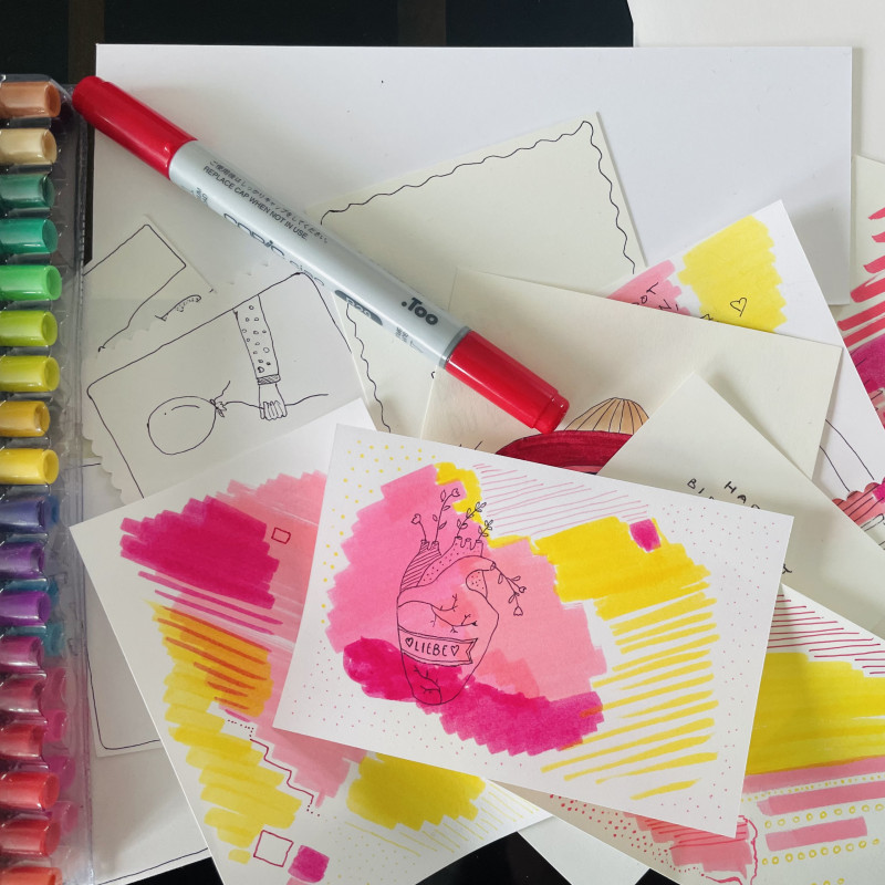 Schreibtisch mit Mal- und Zeichenutensilien