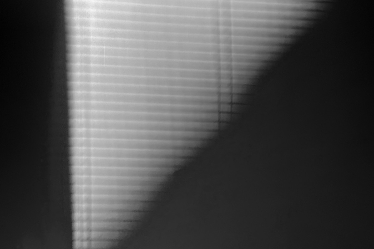 Schwarzweißes Licht-Schatten-Spiel einer Jalousie