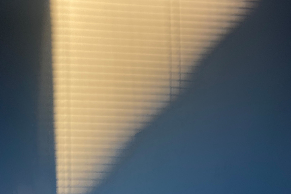 Farbiges Licht-Schatten-Spiel einer Jalousie